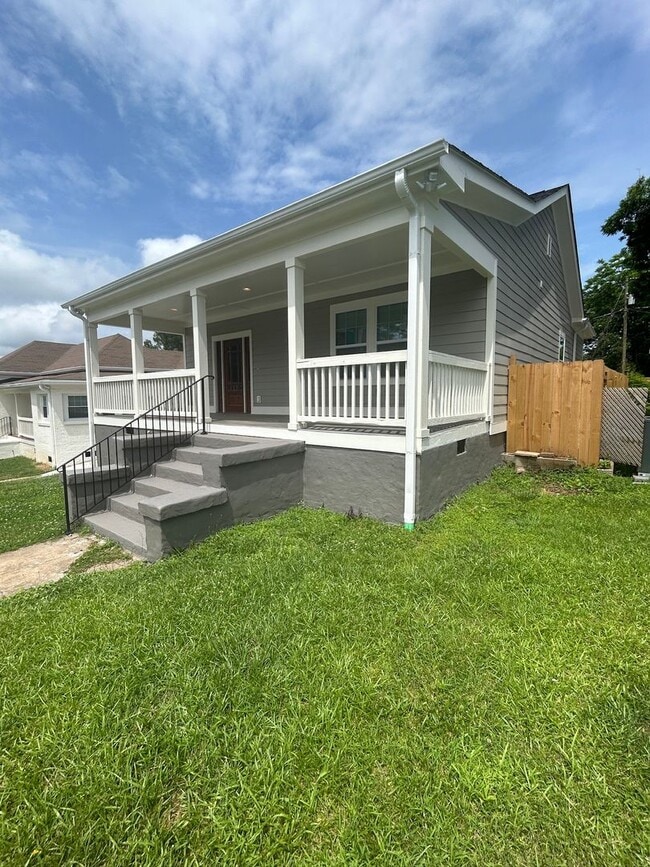 Building Photo - Newly Renovated Spacious 3 Bedroom w/ Full Appliance Package