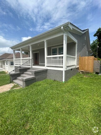 Building Photo - Newly Renovated Spacious 3 Bedroom w/ Full...
