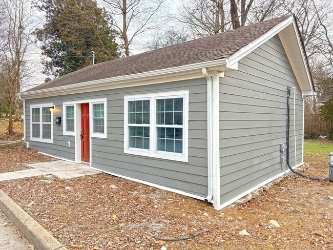 Building Photo - 2 Bedroom and 1 Bath Cottage with private parking and large back yard.