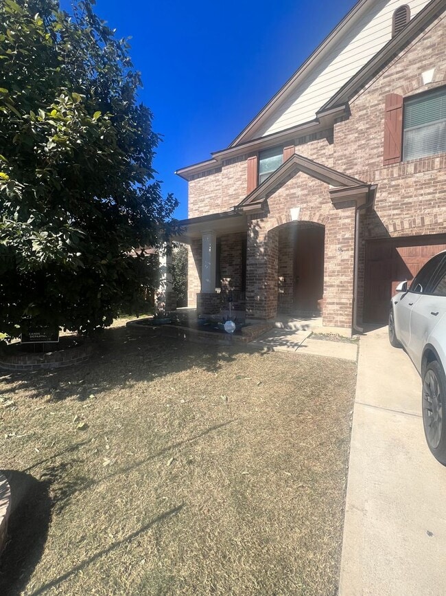 Building Photo - Rare Huge 5 Bedroom Off Crystal Falls