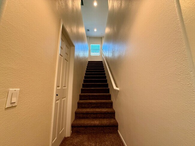 Building Photo - 3 BED 2.5 BATH 2 CAR GARAGE HOME w/ LOFT &...