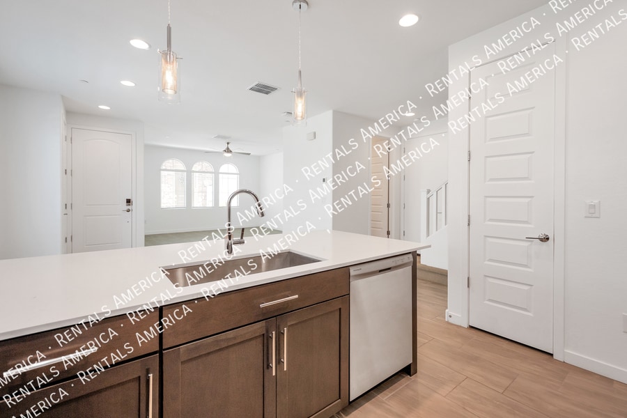 Building Photo - 4100 S Pinelake Way