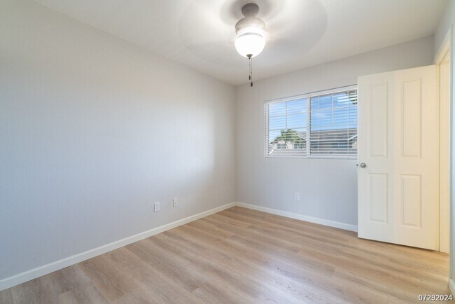Building Photo - $3700 | 3br/2.5ba Townhome in Fairway's Edge