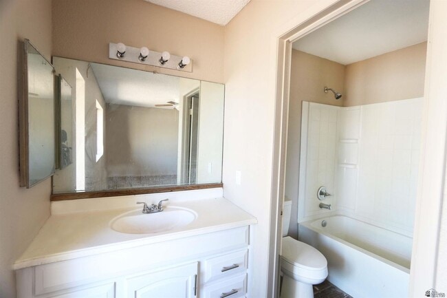 Building Photo - 1276 S Pagent Ave