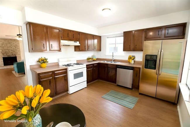 Building Photo - 9803 Meadowheath Dr