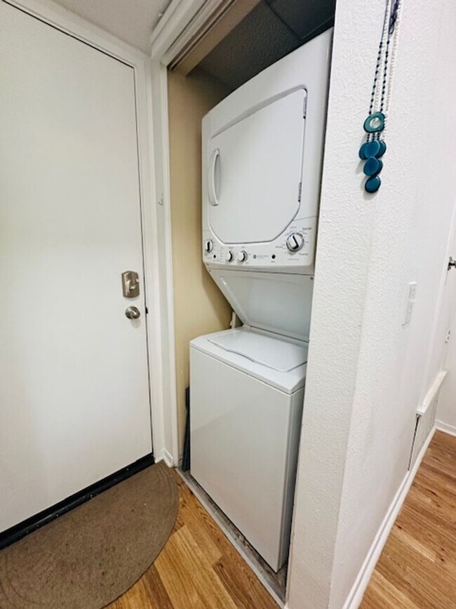 Building Photo - Stunning 2 bedroom/ 2 bath Condo in Creekw...