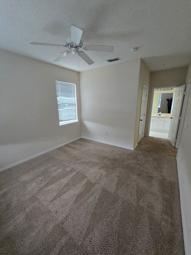 Building Photo - 2 bedroom, 2 bath For Rent Tampa Palms Area!