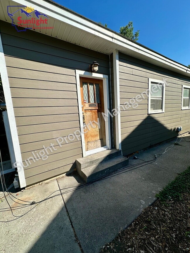 Building Photo - Charming Studio Apartment –Near Hospital!