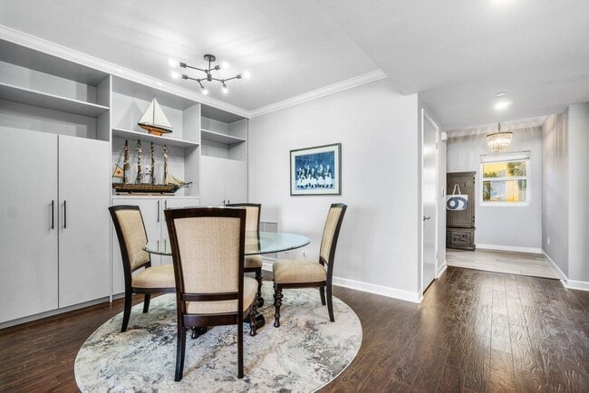 Building Photo - 2650 Lake Shore Dr