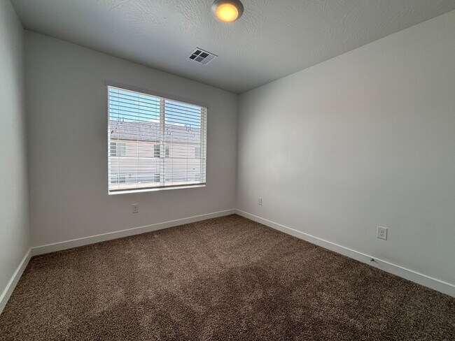 Building Photo - 381 W 2025 N
