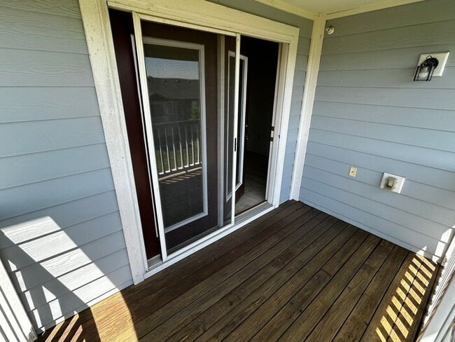 Building Photo - Clean Condo, Fantastic Location!