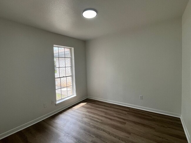 Building Photo - Recently Updated South Side Home!