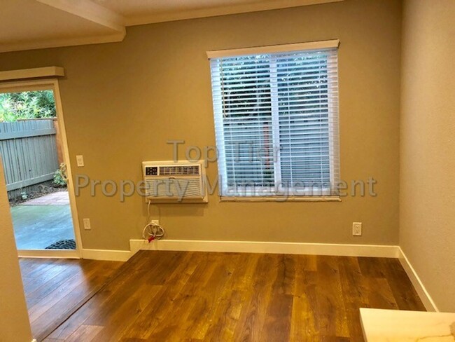 Building Photo - Meticulously renovated 2 Bd/1 Ba, 889 sf, ...