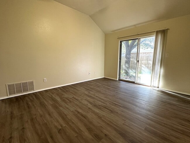 Building Photo - Beautiful 3 Bedroom 2 Bath Home