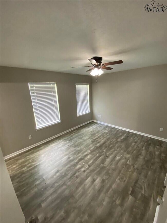 Building Photo - 5405 Hooper Dr