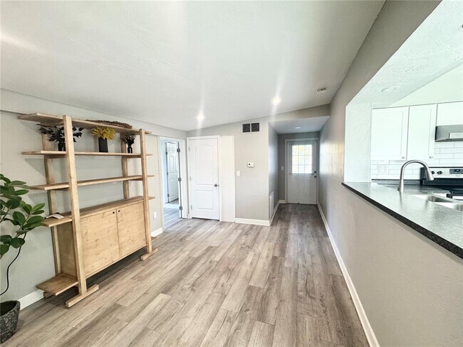 Building Photo - 3913 S Shade Ave