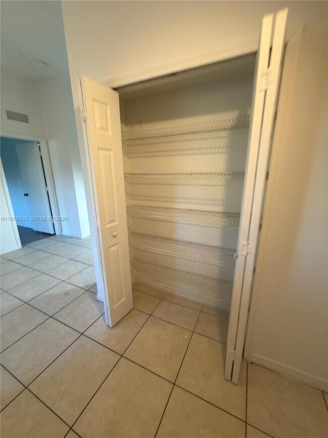 Building Photo - 930 NE 34th Ave