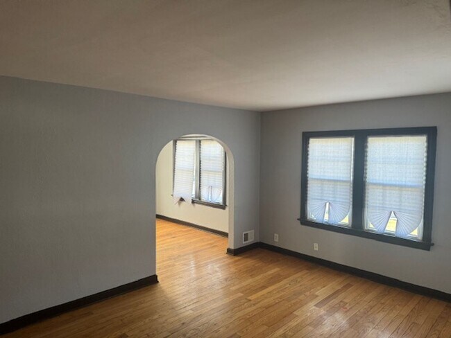 Building Photo - 4Br 2Ba Tri-level home