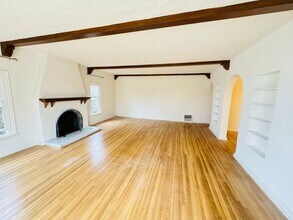 Building Photo - 902-360 N MANSFIELD AVE