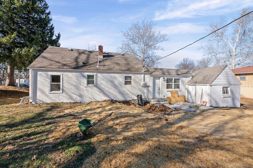 Building Photo - 5005 N Elmwood Ave