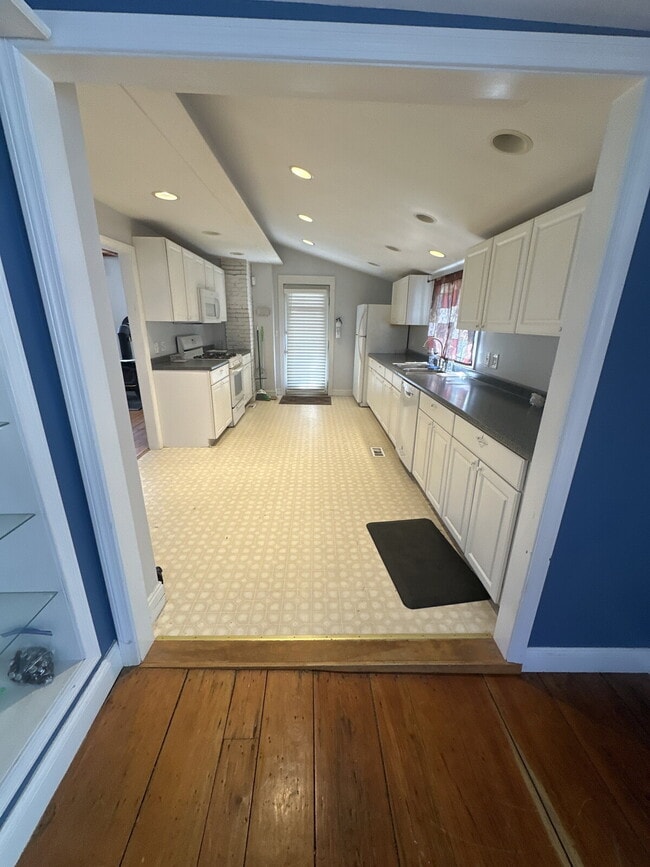 Building Photo - Tour 5/30 2:30 - 3:30. Newly updated Cape ...