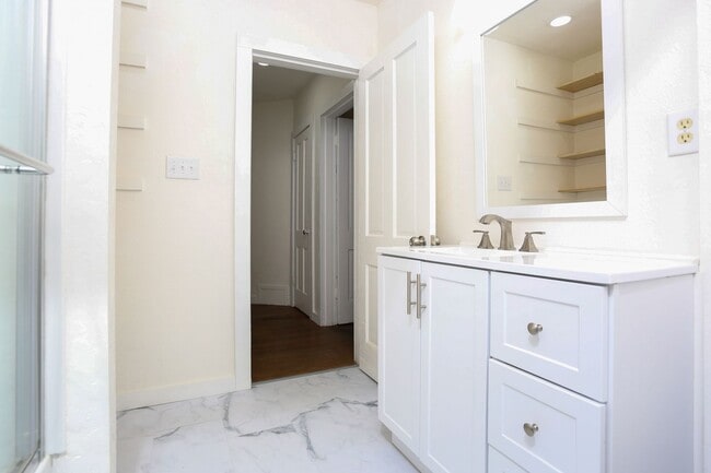 Building Photo - Remodeled 3bed 2 bath Single Family home