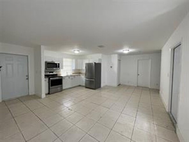 Building Photo - Charming 3-Bedroom, 2-Bathroom Apartment i...