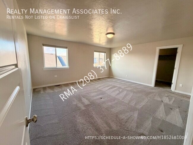 Building Photo - 6059 N Silver Spruce Ave