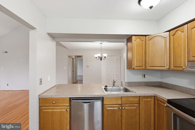 Building Photo - 321B Delancey Pl