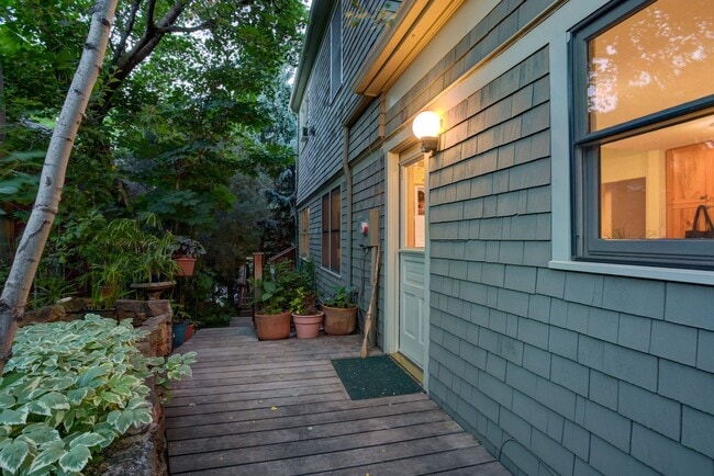 Building Photo - Quintessential Boulder Cottage in Mapleton...