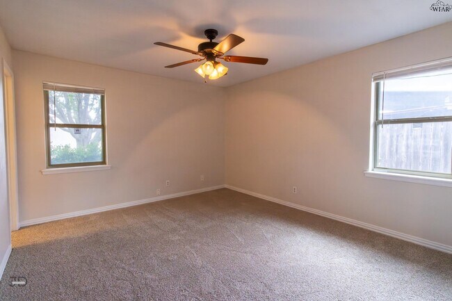 Building Photo - 1302 Mockingbird Dr