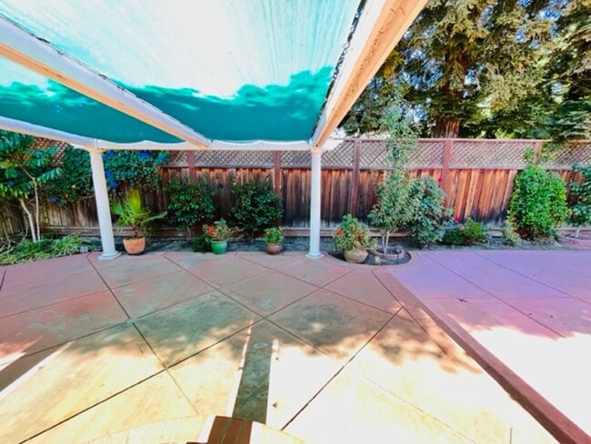 Building Photo - Gorgeous 3Bd/2BA + Den/Office or 4th Bedro...