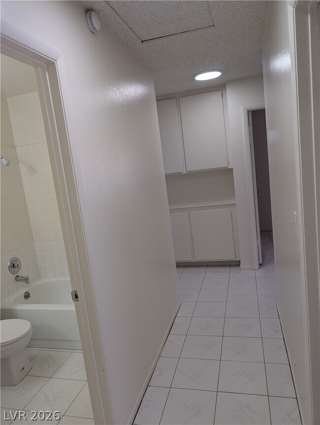 Building Photo - 4424 Honeycomb Dr