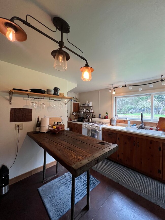 Building Photo - 1,100 square foot cottage on private 80 ac...