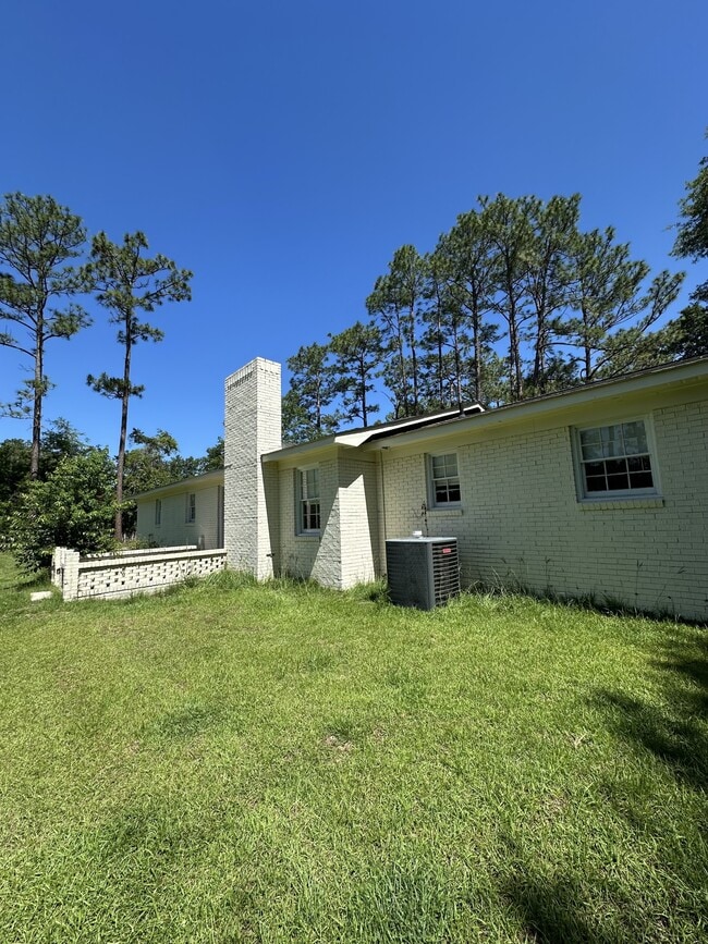Building Photo - 605 Honeysuckle Ln