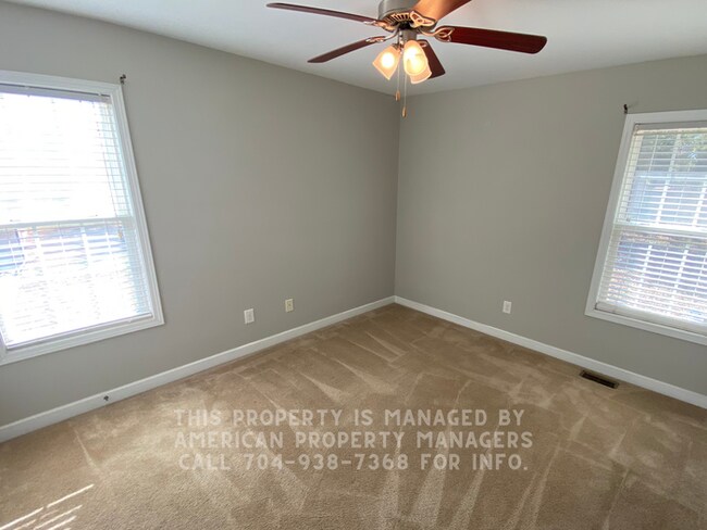 Building Photo - 1040 Rembrandt Dr SW