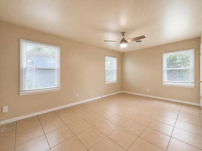 Building Photo - "Charming 3-Bed Oasis with Spacious Living in Fort Walton Beach!"