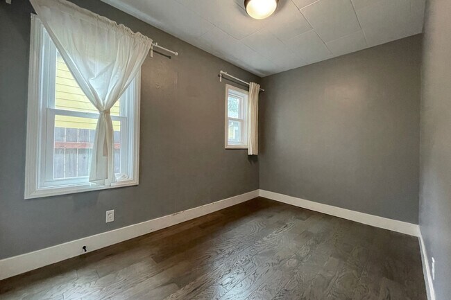 Building Photo - Cute Portsmouth Home with Sunroom, Fenced ...