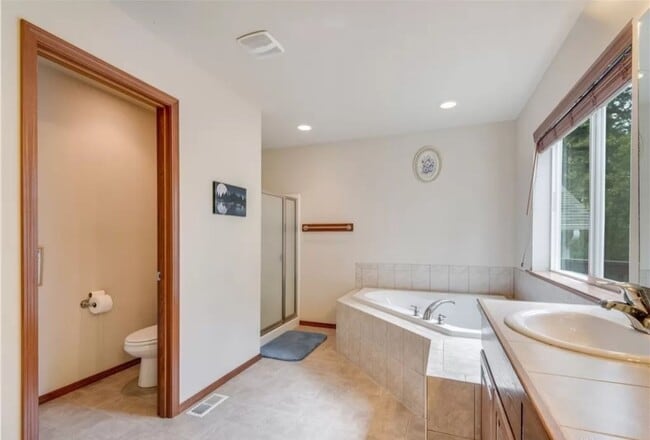 Building Photo - Beautiful 3 Bed 2.5 Bath Everett Home @ a ...