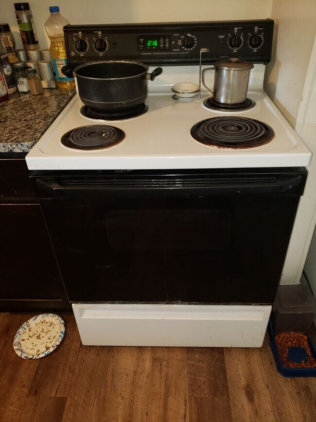 Building Photo - 2 BR 1 1/2 Bath 2 Story Available Now!