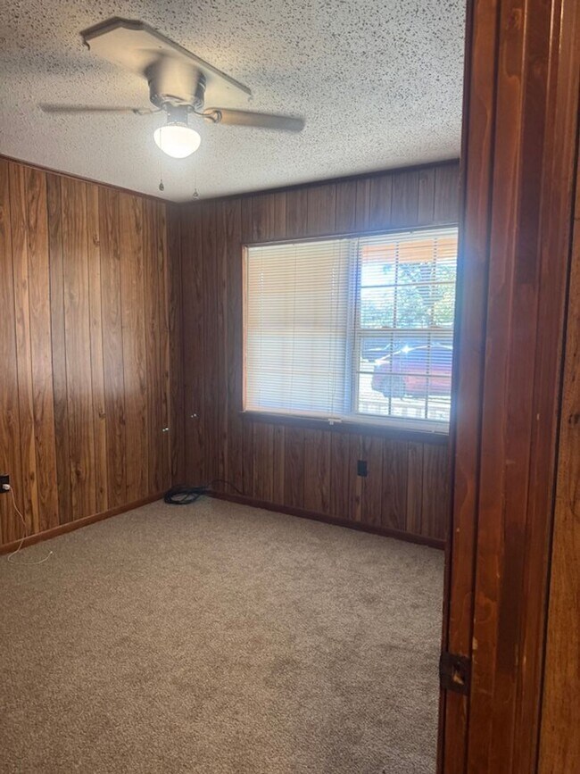 Building Photo - Middle of Town