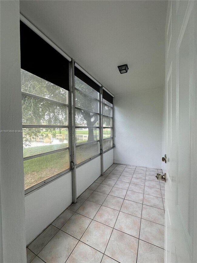 Building Photo - 20200 NE 29th Ct