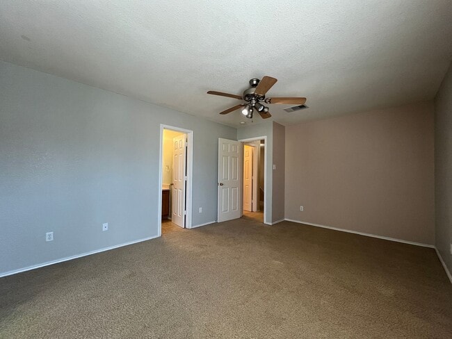 Building Photo - Great 3/2.5 Townhouse in Great Location