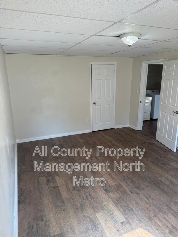 Building Photo - 170 S Barbara Ln