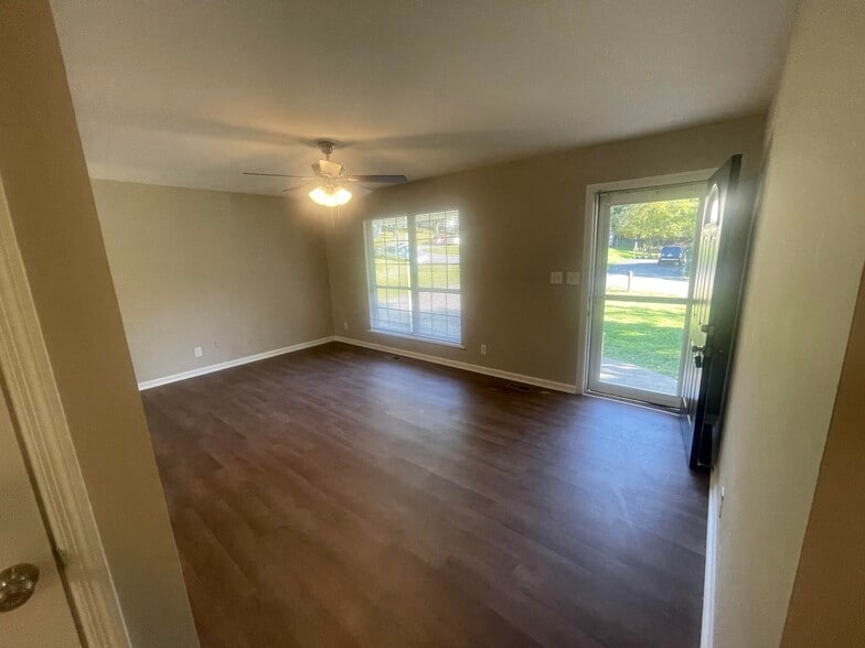 Building Photo - 221 Fallsway Ln