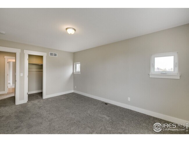 Building Photo - 4 Bedroom Townhome Available in Early Sept...