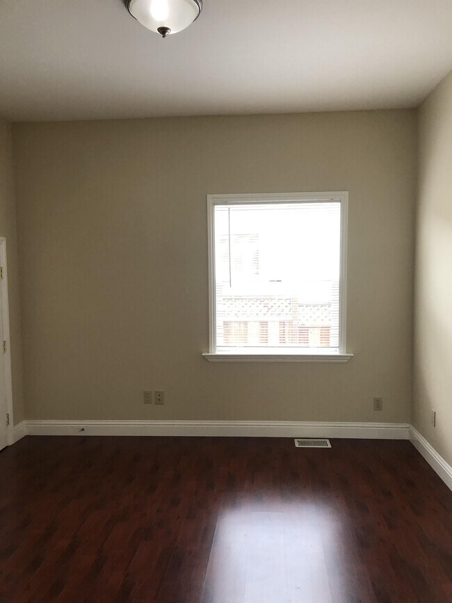 Building Photo - 873 Apgar St