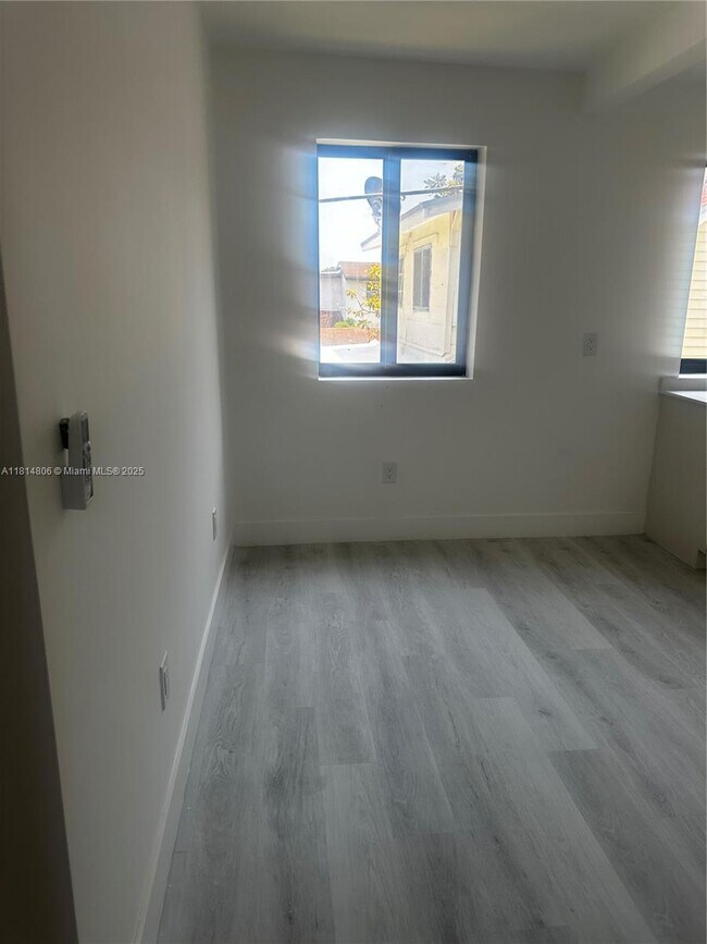 Building Photo - 1101 SW 12th Ct