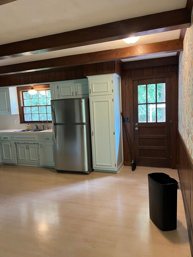 Building Photo - Single Family Home on almost an acre, 4 be...