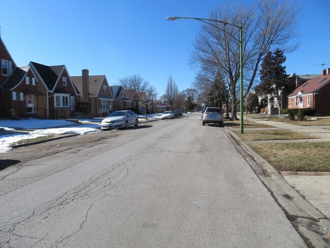 Building Photo - 6948 W Wellington Ave